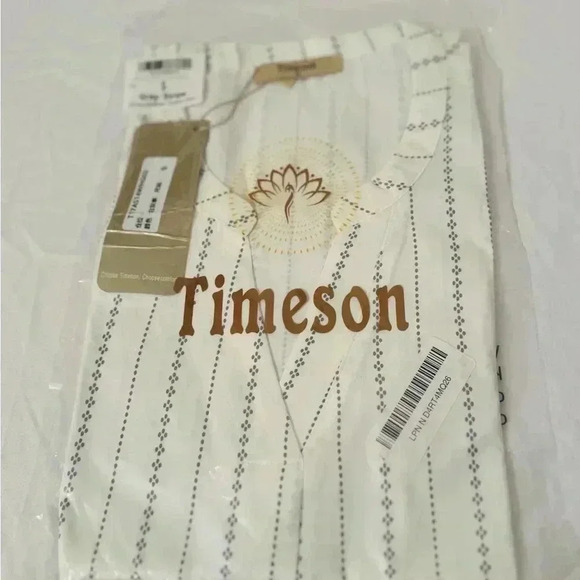 Timeson’s women’s v-neck short sleeve curved hem sheer chiffon blouse. - Picture 2 of 3